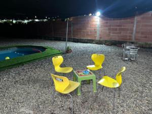 Habitación en casa campestre con piscina