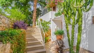 Villa with Garden Shared Pool – 4 Min from Beach