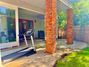 West LA - Family House & Private Yard - 10 mins from LAX & Beach