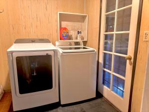 West LA - Family House & Private Yard - 10 mins from LAX & Beach