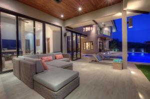 Casa Symbiotica - Exclusive Villa with Gym, Infinity Pool & Housekeeping