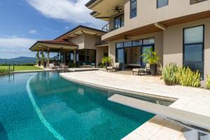 Casa Symbiotica - Exclusive Villa with Gym, Infinity Pool & Housekeeping