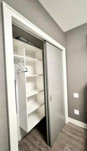Kitsilano Retreat at Private 3 Bed with Parking and BBQ