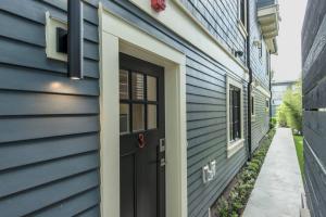 Kitsilano Retreat at Private 3 Bed with Parking and BBQ