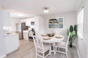 The Riverwalk Retreat Chic Downtown 2BR Condo