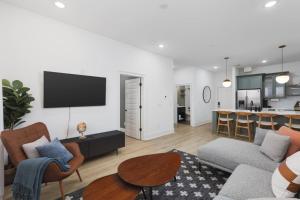 Sleeps 32 Only 10 minutes to Broadway 4 Condos Side by Side