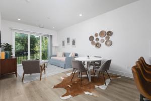 Sleeps 20 Three Condos Side by Side 10 minutes to Broadway