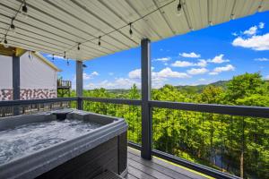 Wolfpack Retreat - Hot Tub- Mountain Views- 2 Pets Free