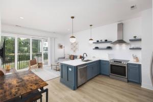 Sleeps 16 Two Condos Side by Side Only 3 miles Broadway