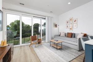 Sleeps 16 Two Condos Side by Side Only 3 miles Broadway