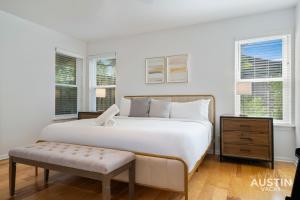 3BR 2BA w Yard 2 Grills and Firepit Near Q2 and Barr by Austin Vacay