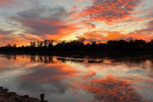 Waterfront 2 Bdrm Cabin with Best Sunset View and Huge Yard