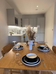 Modern City Apartment near Utilita Arena - Parking, Pool &Ping Pong