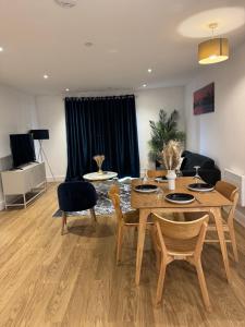 Modern City Apartment near Utilita Arena - Parking, Pool &Ping Pong