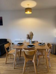 Modern City Apartment near Utilita Arena - Parking, Pool &Ping Pong