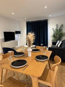 Modern City Apartment near Utilita Arena - Parking, Pool &Ping Pong