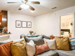 Cozy Canopy Cottage tucked away - East Tallahassee