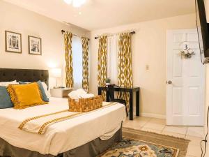 Cozy Canopy Cottage tucked away - East Tallahassee