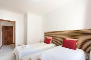 SunnyQuarters WalktoBeach 2BR AC