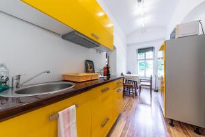 COUNTRYSIDE & METROPOLIS by JR City Apartments