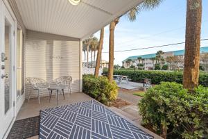 Royal Palm Crystal Beach, KingBed