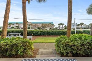 Royal Palm Crystal Beach, KingBed