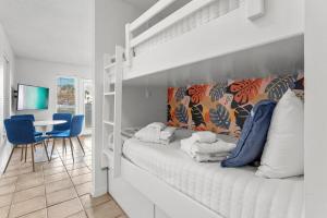 Royal Palm Crystal Beach, KingBed