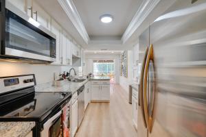 Heated Saltwater Pool Less Than 2 Mi to Yacht Club Beach!