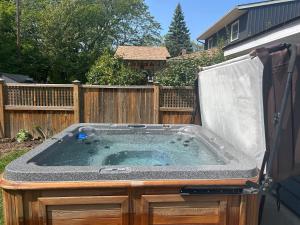 Serenity Charm - Walk in Town, Shaw, Hottub