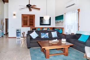 Residences at Barrier Reef 10-1C Oceanfront 2 BR by Stay Floreo