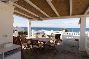 House with a Terrace and a Sea View in Savelletri