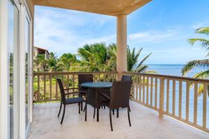 Residences at Barrier Reef 1-3B Oceanfront 2 BR by Stay Floreo