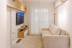 Apto. moderno em condomínio com piscina CME0107