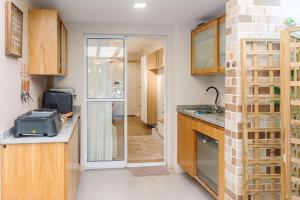 Apto. moderno em condomínio com piscina CME0107