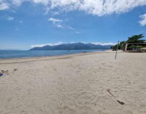 03 Apartamento de praia com ótima localização e piscina