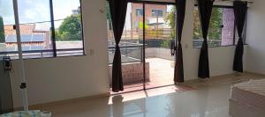 Casa em frente ao parque da cidade