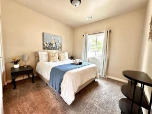 Charming 2BR Cottage Near Freeway-Cul-de-sac