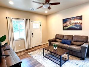 Charming 2BR Cottage Near Freeway-Cul-de-sac