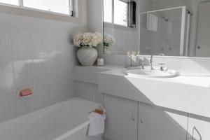 RED Rock -Yamba Adventures Meet Townhouse Comfort - Holiday Yamba