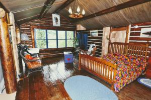 Country Rustic Loghouse at Teepee Meadows