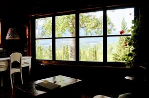 Country Rustic Loghouse at Teepee Meadows