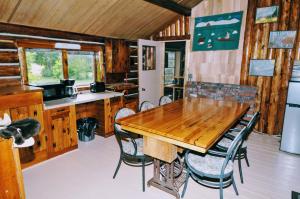Country Rustic Loghouse at Teepee Meadows