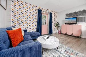 8 Mins to Beach, King Bed, Private Fenced Yard, Free Parking
