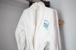 New 2025-Ocean Sands Beach Boutique Inn-Sauna and Salt-Mineral Pool -Free Beach Bikes and Famous Beach-Nightly Popcorn-Bathrobes and Sunscreen inrooms-Ultra Sparkling-Free Laundry-4 Grand Presidential Black Beds inrooms-Savings#252-242-SAND