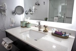 New 2025-Ocean Sands Beach Boutique Inn-Sauna and Salt-Mineral Pool -Free Beach Bikes and Famous Beach-Nightly Popcorn-Bathrobes and Sunscreen inrooms-Ultra Sparkling-Free Laundry-4 Grand Presidential Black Beds inrooms-Savings#252-242-SAND