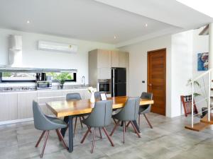 Modern 3BR Infinity Pool & Sea Jungle View