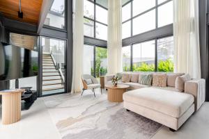 Stylish Mansion for Leisure with Garden & Pool