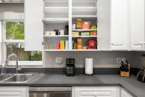 Heart of Tampa Hyde Park 4 Bedroom House - Located Near Hyde Park Village, SoHo and Local Beach - Spacious and Comfortable Stay in Perfect Location - Great for Families and Groups Visiting Tampa Near Airport!