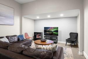 Heart of Tampa Hyde Park 4 Bedroom House - Located Near Hyde Park Village, SoHo and Local Beach - Spacious and Comfortable Stay in Perfect Location - Great for Families and Groups Visiting Tampa Near Airport!