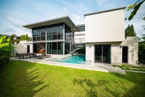 Stylish Mansion for Leisure with Garden & Pool